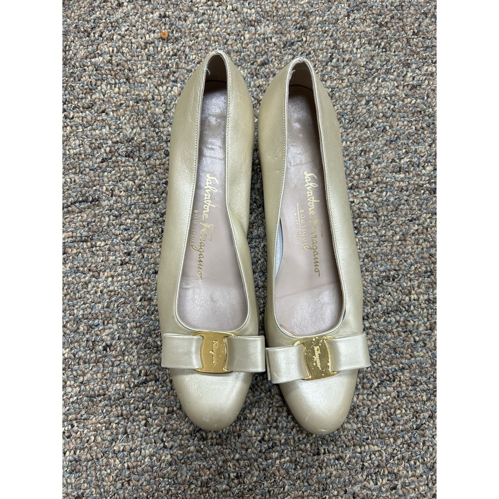 Salvatore Ferragamo Vara Pumps Gold Leather Low Block Heel Bow Italy 7 1/4 AAA
